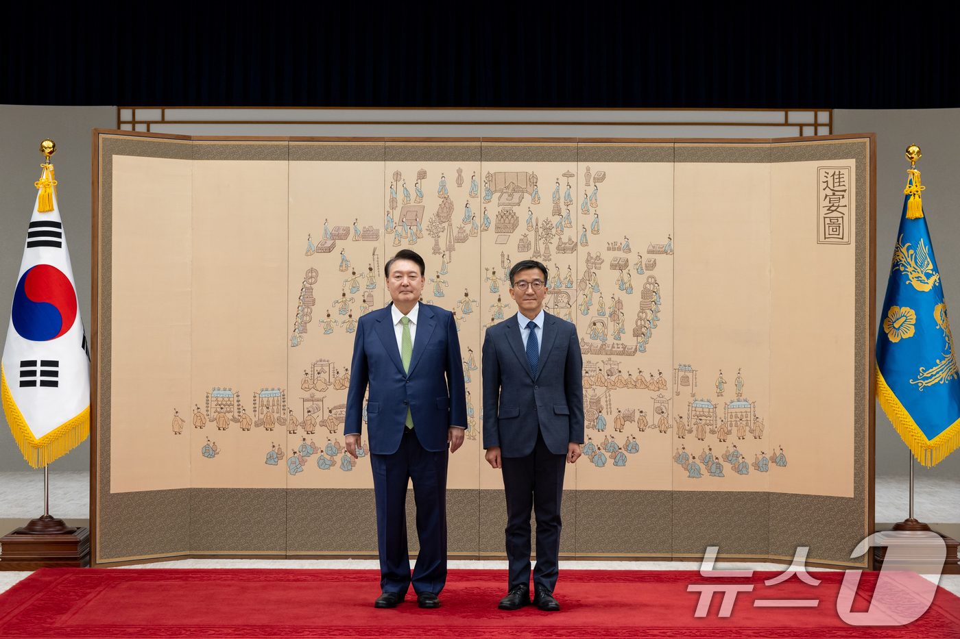 (서울=뉴스1) 송원영 기자 = 윤석열 대통령이 20일 서울 용산 대통령실청사에서 열린 재외공관장 신임장 수여식에서 이태원 주튀니지대사에게 신임장 수여를 마치고 기념촬영을 하고 있 …