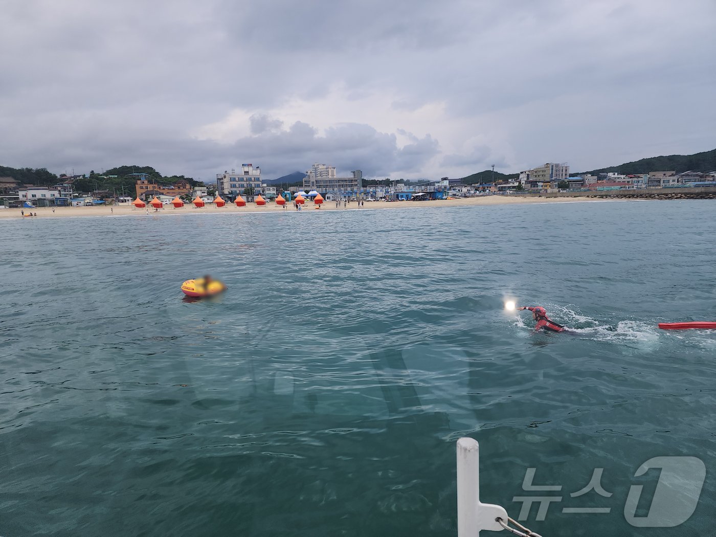 본문 이미지 - 20일 오후 강원 고성 거진11리 인근 해상서 표류 중인 60대 구조 중인 해경.(속초해경 제공) 2024.8.20/뉴스1