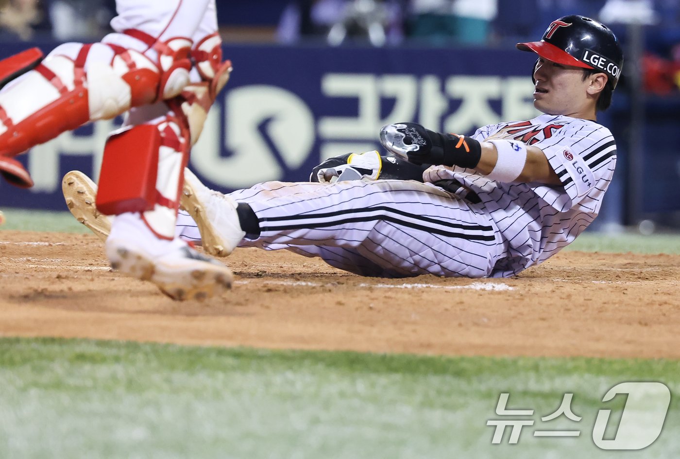 본문 이미지 - 20일 오후 서울 송파구 잠실야구장에서 열린 프로야구 ‘2024 신한 SOL 뱅크 KBO리그’ SSG 랜더스와 LG 트윈스의 경기, 3회말 무사 1,3루 상황에서 3루주자 LG 신민재가 LG 문보경의 병살타때 홈으로 쇄도 후 아웃되자 아쉬워 하고 있다. 2024.8.20/뉴스1 ⓒ News1 김도우 기자