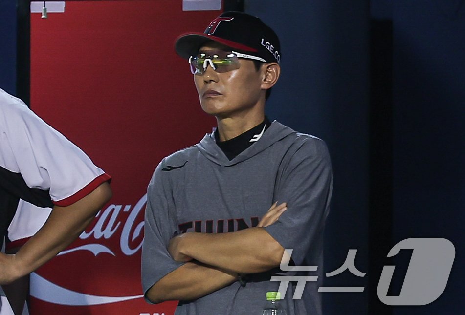 본문 이미지 - 20일 오후 서울 송파구 잠실야구장에서 열린 프로야구 ‘2024 신한 SOL 뱅크 KBO리그’ SSG 랜더스와 LG 트윈스의 경기, LG 염경엽 감독이 경기를 지켜보고 있다. 2024.8.20/뉴스1 ⓒ News1 김도우 기자