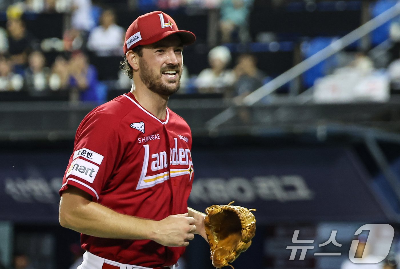 본문 이미지 - 20일 오후 서울 송파구 잠실야구장에서 열린 프로야구 ‘2024 신한 SOL 뱅크 KBO리그’ SSG 랜더스와 LG 트윈스의 경기, SSG 앤더슨이 3회말 무사 1,3루 상황에서 LG 문보경을 병살타 처리 후 3루주자 LG 신민재까지 홈에서 아웃되자 기뻐하고 있다. 2024.8.20/뉴스1 ⓒ News1 김도우 기자