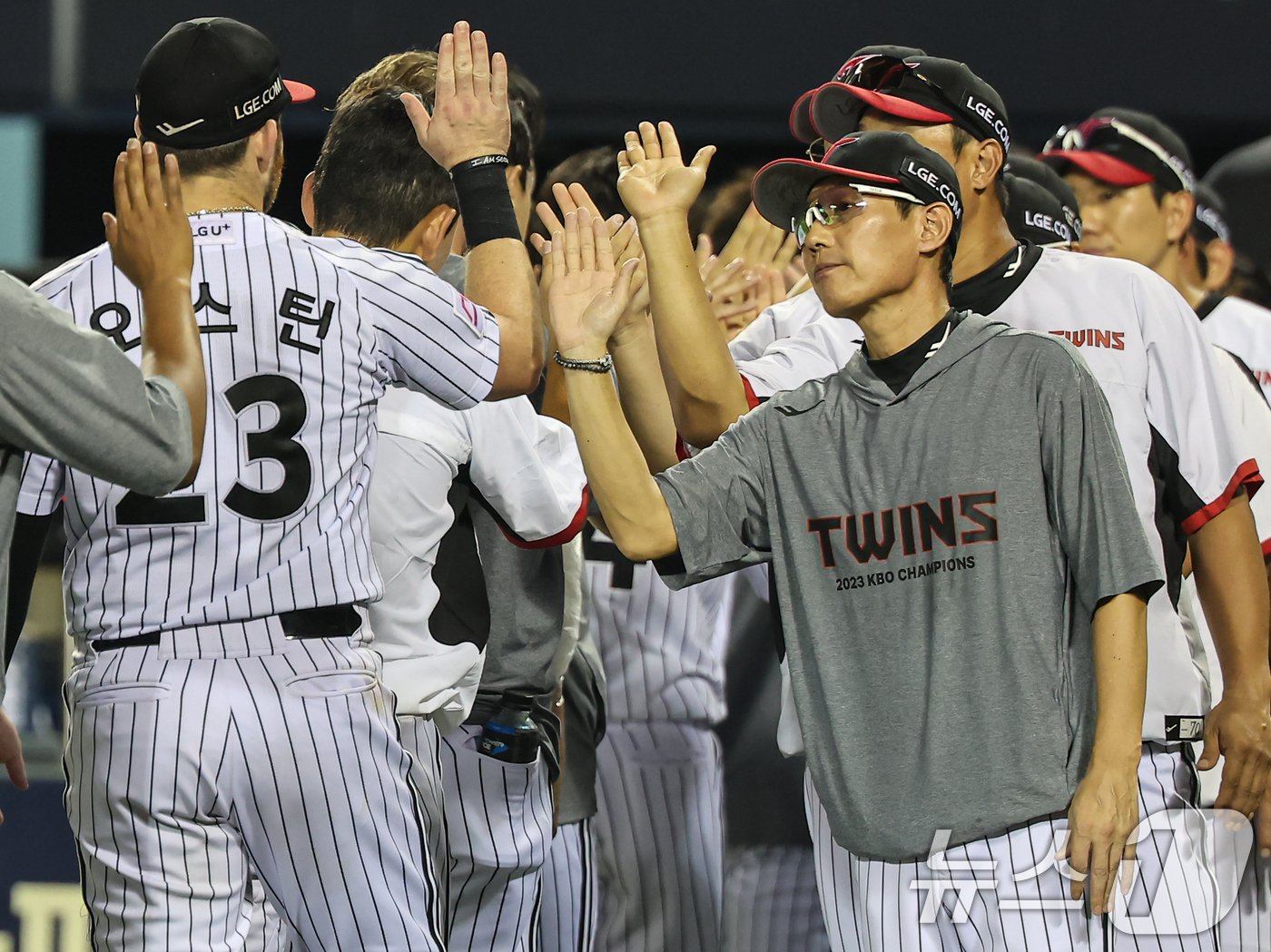본문 이미지 - 20일 오후 서울 송파구 잠실야구장에서 열린 프로야구 ‘2024 신한 SOL 뱅크 KBO리그’ SSG 랜더스와 LG 트윈스의 경기, LG 염경엽 감독이 4대3 승리 후 선수들을 격려하고 있다. 2024.8.20/뉴스1 ⓒ News1 김도우 기자