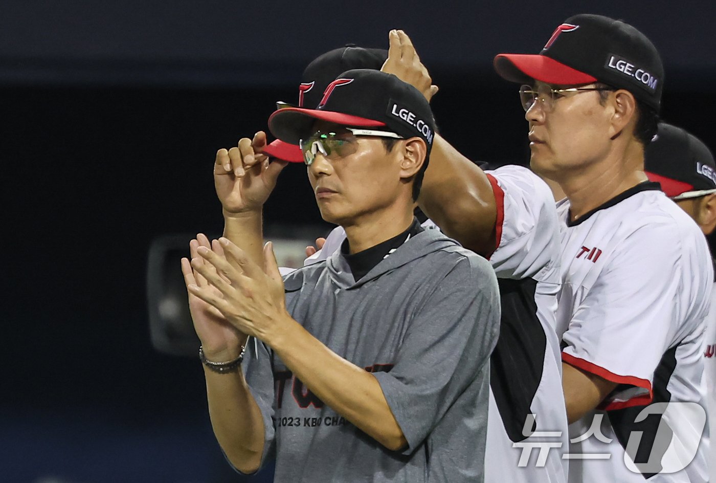 본문 이미지 - 20일 오후 서울 송파구 잠실야구장에서 열린 프로야구 ‘2024 신한 SOL 뱅크 KBO리그’ SSG 랜더스와 LG 트윈스의 경기, LG 염경엽 감독이 4대3 승리 후 선수들을 격려하고 있다. 2024.8.20/뉴스1 ⓒ News1 김도우 기자