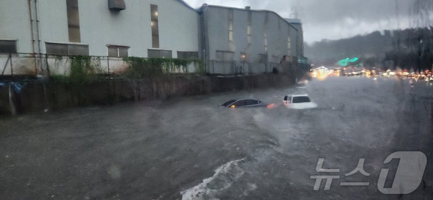 본문 이미지 - 20일 오전 6시 26분께 울산 울주 온산읍 원산리 한국제지 앞 집중호우 관련 차량 침수가 발생했다.(울산경찰청제공)