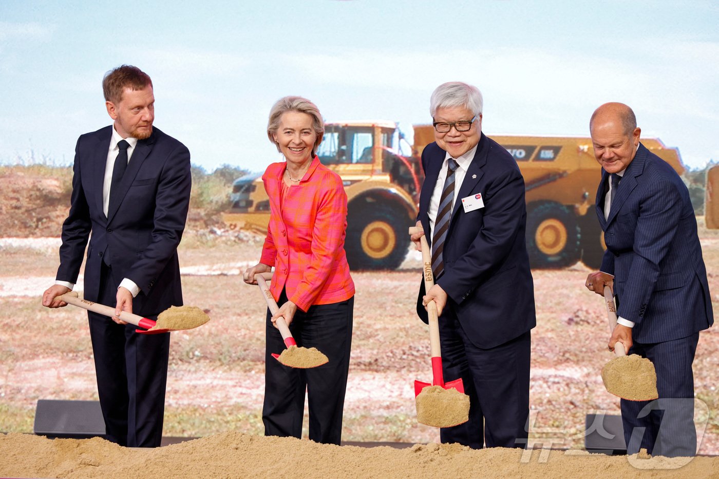 본문 이미지 - 독일 동부 작센주(州) 주도 드레스덴에서 대만 TSMC의 첫번째 유럽 반도체 공장 착공식이 20일(현지시간) 열렸다. 사진은 착공식에 참석한 미하엘 크레취머 작센 주지사(왼쪽부터), 우르줄라 폰데어라이엔 유럽연합(EU) 집행위원장, 웨이 저자(魏哲家·C C 웨이) 회장 겸 최고경영자(CEO), 올라프 숄츠 독일 총리가 첫 삽을 뜨는 모습이다. 2024.08.20. ⓒ 로이터=뉴스1 ⓒ News1 김성식 기자