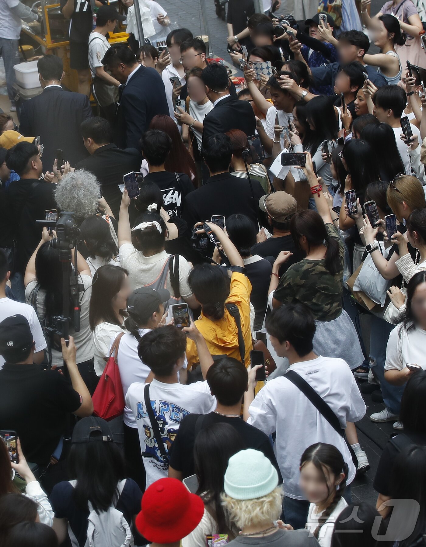 본문 이미지 - 20일 오후 서울 중구 커버낫 명동 플래그쉽 스토어 앞에 (여자)아이들 슈화가 나타나자 팬들이 그의 모습을 핸드폰에 담고 있다. ⓒ News1 권현진 기자