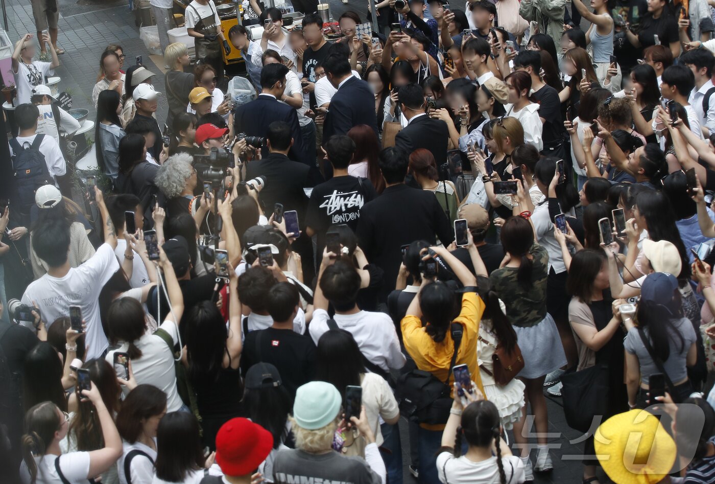 본문 이미지 - 20일 오후 서울 중구 커버낫 명동 플래그쉽 스토어 앞에 (여자)아이들 슈화가 나타나자 팬들이 그의 모습을 핸드폰에 담고 있다. ⓒ News1 권현진 기자