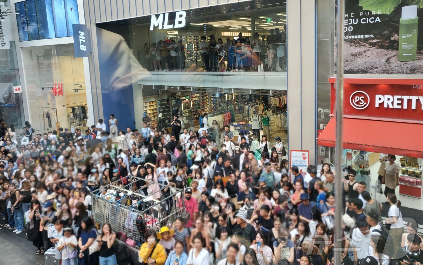 본문 이미지 - 20일 오후 서울 중구 커버낫 명동 플래그쉽 스토어 오픈 행사장 앞에는 (여자)아이들 슈화 팬들로 인산인해를 이루고 있다.  ⓒ News1 권현진 기자