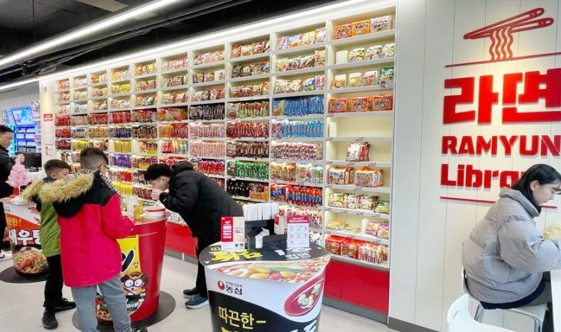 본문 이미지 - CU는 올 상반기 내외국인들에게 뜨거운 인기를 얻은 국내 최초 라면 특화 편의점인 '라면 라이브러리'를 전국으로 확대한다. (BGF리테일 제공)