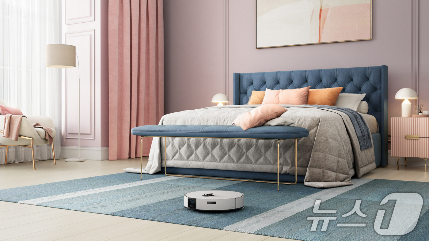 (서울=뉴스1) = 삼성전자는 소프트웨어 업데이트 서비스 '스마트 포워드'(Smart Forward)를 통해 물걸레 자동 세척 로봇청소기 '비스포크 AI 스팀'에 '스팀집중모드'를 …