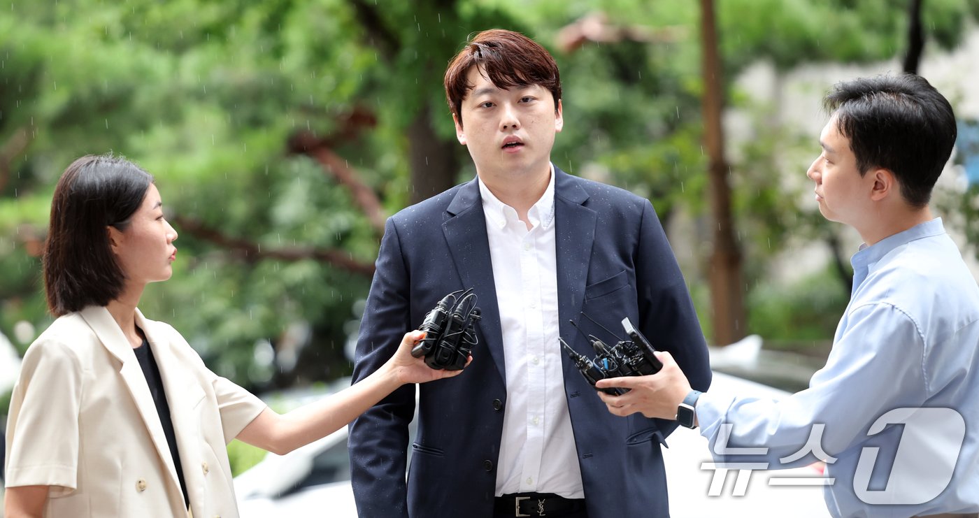 본문 이미지 - 박단 대한전공의협의회 비대위원장이 21일 오전 서울 마포구 서울경찰청 광역수사단 공공범죄수사대에서 참고인 조사를 위해 경찰에 출석하며 취재진 질문에 답변하고 있다. 2024.8.21/뉴스1 ⓒ News1 김명섭 기자