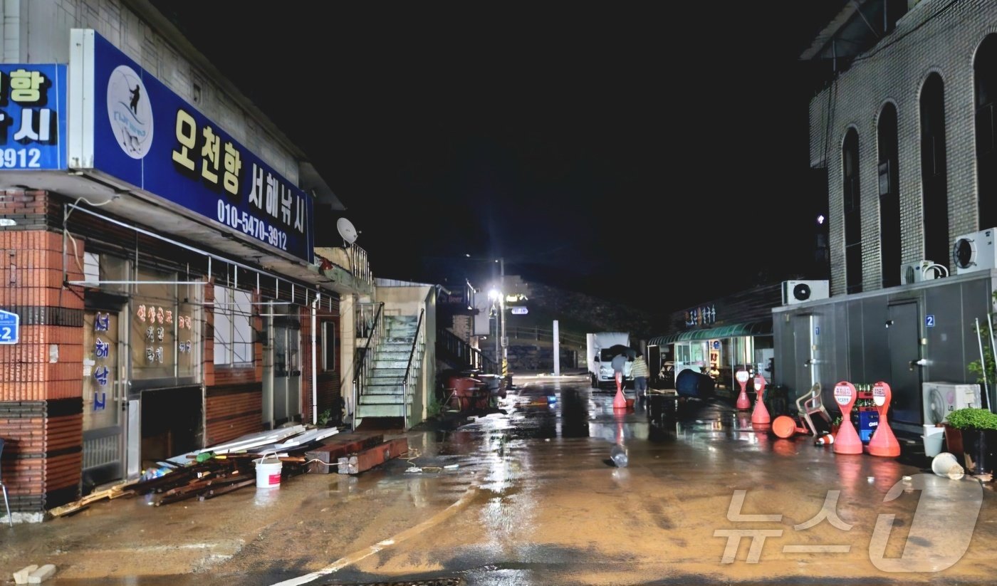 본문 이미지 - 21일 오전 4시부터 5시까지 1시간 동안 9호 태풍 종다리 영향으로 오천면에 시간당 27mm 집중호우가 내리면서 백중사리 시간대 중첩으로 오천항 일대 주택이 침수 됐다. (보령시 제공)2024.8.21/뉴스1