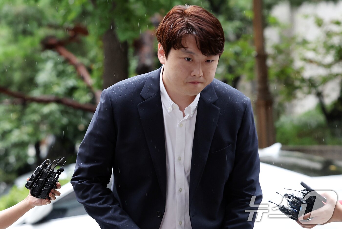 본문 이미지 - 박단 대한전공의협의회 비대위원장이 21일 오전 서울 마포구 서울경찰청 광역수사단 공공범죄수사대에서 참고인 조사를 위해 경찰에 출석하고 있다. 2024.8.21/뉴스1 ⓒ News1 김명섭 기자
