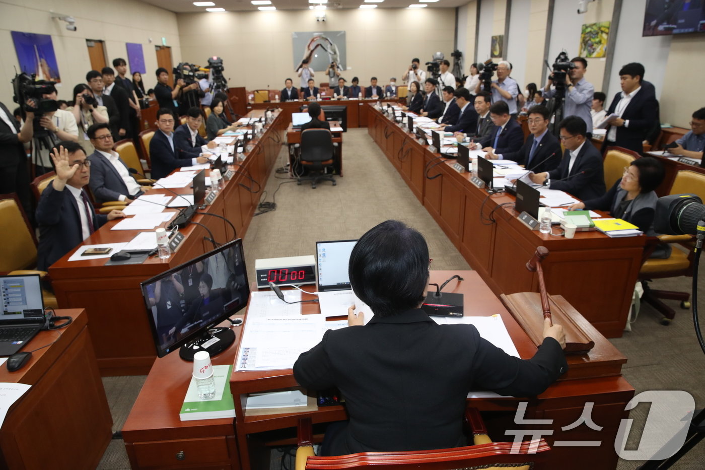 최민희 과방위원장이 21일 오전 서울 여의도 국회 과학기술정보방송통신위원회 전체회의장에서 열린 불법적 방문진 이사 선임 등 방송장악 관련 3차 청문회에서 추가증인 등 출석요구의건을 상정하고 있다. 2024.8.21/뉴스1 ⓒ News1 이광호 기자