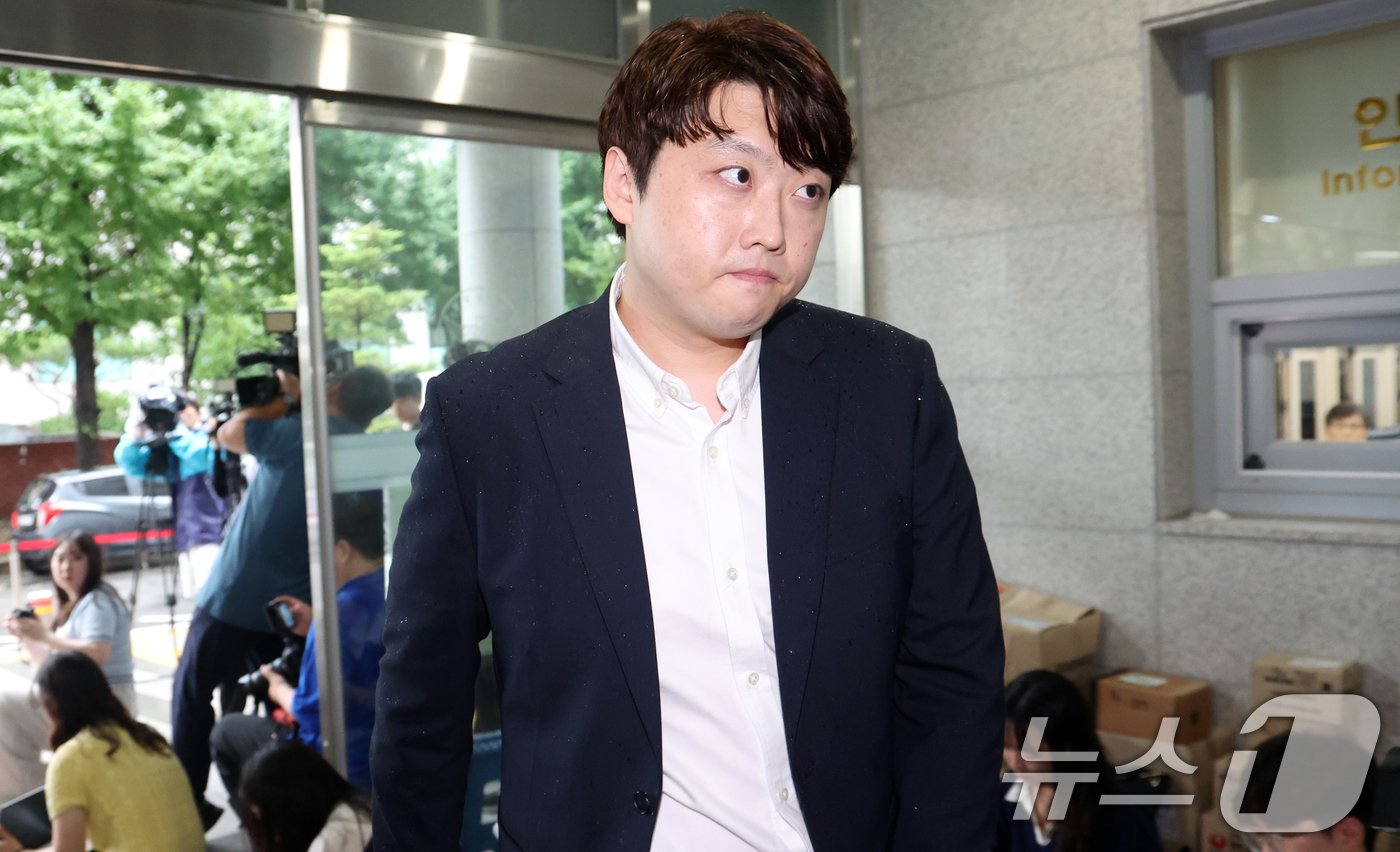 본문 이미지 - 박단 대한전공의협의회 비대위원장이 21일 오전 서울 마포구 서울경찰청 광역수사단 공공범죄수사대에서 참고인 조사를 위해 경찰에 출석하고 있다. 2024.8.21/뉴스1 ⓒ News1 김명섭 기자