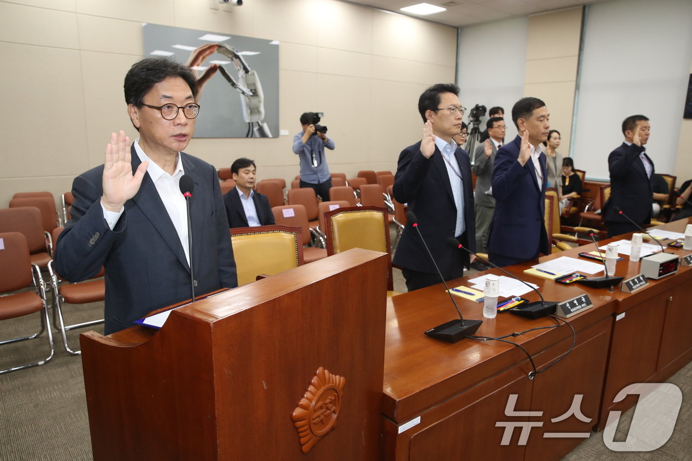 본문 이미지 - 조성은 방송통신위원회 사무처장이 21일 오전 서울 여의도 국회 과학기술정보방송통신위원회 전체회의장에서 열린 불법적 방문진 이사 선임 등 방송장악 관련 3차 청문회에서 증인 선서를 하고 있다. 2024.8.21/뉴스1 ⓒ News1 이광호 기자