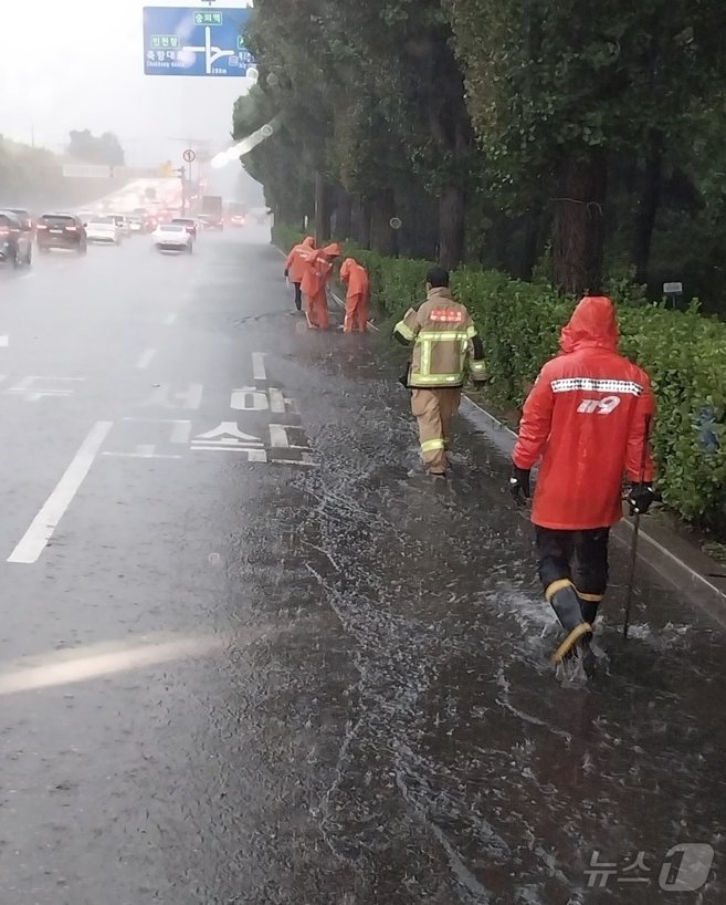 본문 이미지 - 21일 오전 8시 13분쯤 인천시 미추홀구 용현동의 한 도로가 침수돼 소방대원들이 안전 조치를 하고 있다.(인천소방본부 제공)2024.8.21/뉴스1 ⓒ News1 박소영 기자