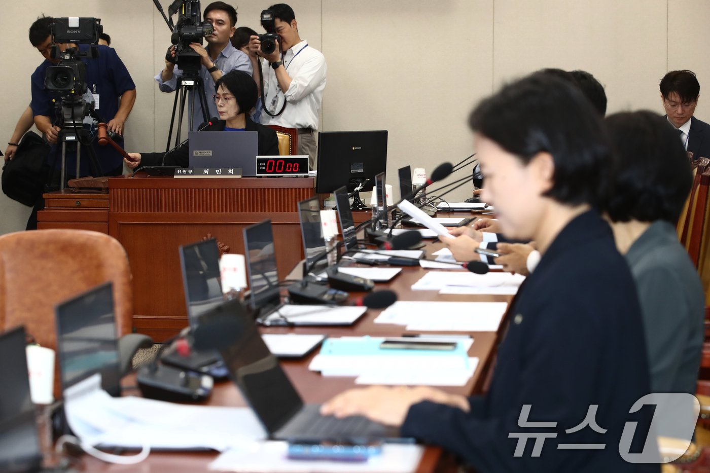 본문 이미지 - 최민희 과방위원장이 21일 오전 서울 여의도 국회 과학기술정보방송통신위원회 전체회의장에서 열린 불법적 방문진 이사 선임 등 방송장악 관련 3차 청문회에서 의사봉을 두드리고 있다. 2024.8.21/뉴스1 ⓒ News1 이광호 기자