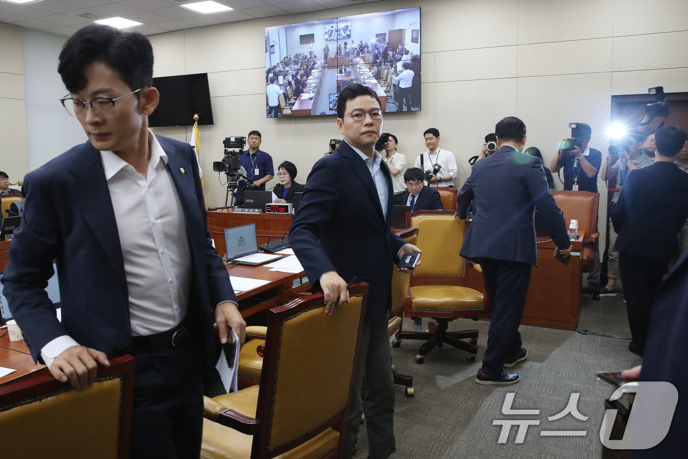 본문 이미지 - 21일 오전 서울 여의도 국회 과학기술정보방송통신위원회 전체회의장에서 열린 불법적 방문진 이사 선임 등 방송장악 관련 3차 청문회에서 여당 의원들이 청문회 중단을 요구하며 회의장을 나가고 있다. 2024.8.21/뉴스1 ⓒ News1 이광호 기자