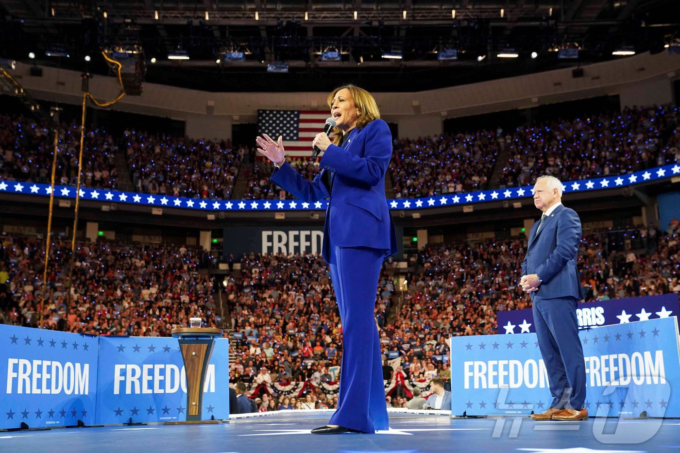 본문 이미지 - 지난 20일(현지시간) 미국 위스콘신주 밀워키에서 카멀라 해리스 부통령 겸 민주당 대선 후보가 러닝메이트 팀 월즈 미네소타 주지사와 함께 유세 연설을 하고 있다. 2024.08.20/ ⓒ 로이터=뉴스1 ⓒ News1 권진영 기자