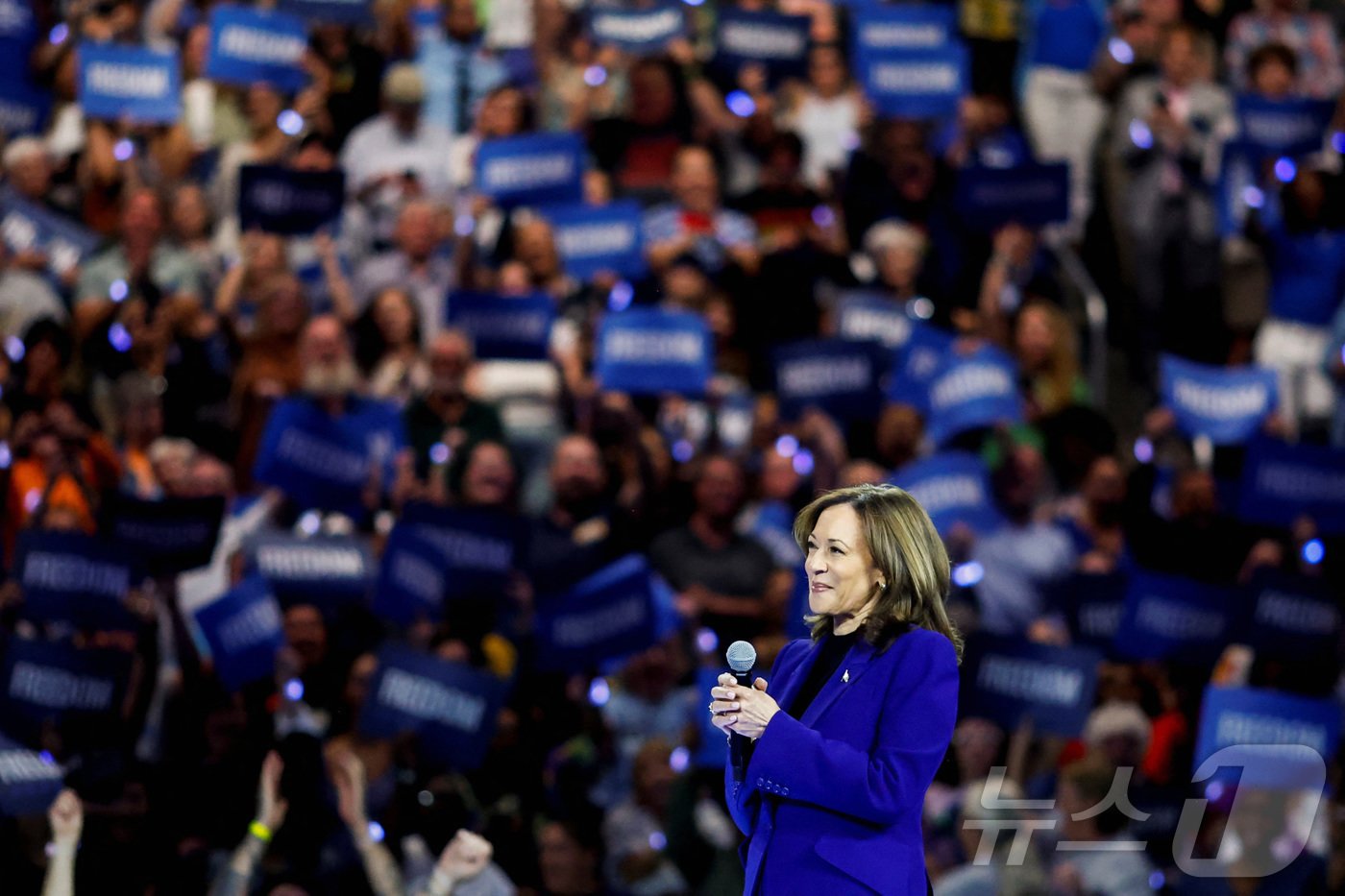 본문 이미지 - 20일(현지시간) 미국 부통령이자 미(美) 민주당 대선 후보인 카멀라 해리스가 위스콘신주 밀워키에서 열린 캠페인 집회에 참석했다. 2024.08.20/뉴스1 ⓒ 로이터=뉴스1 ⓒ News1 조소영 기자