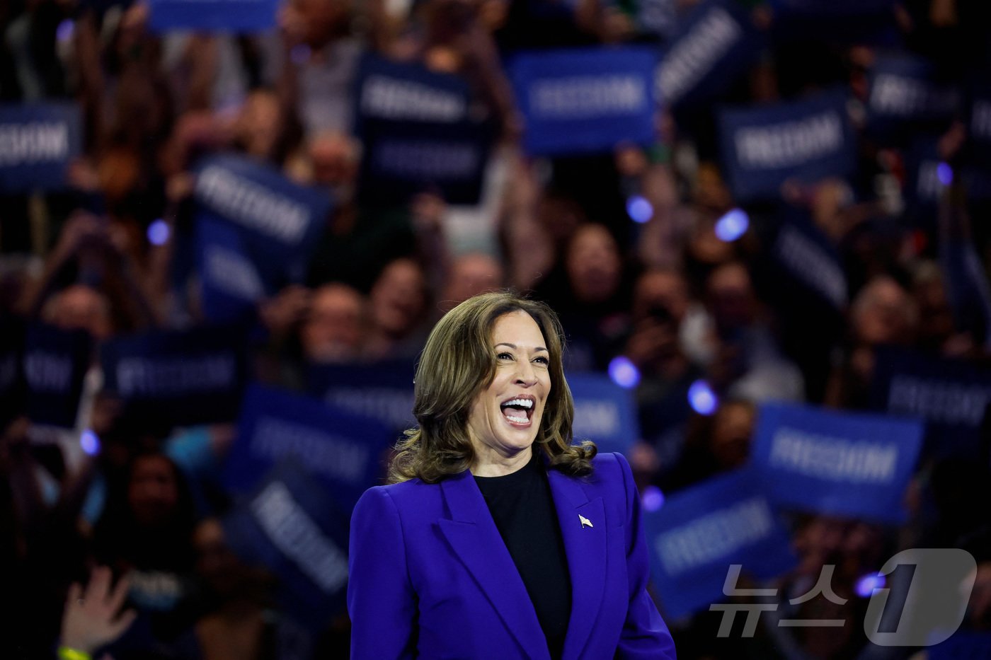 본문 이미지 - 20일(현지시간) 미국 위스콘신주 밀워키에서 카멀라 해리스 부통령 겸 민주당 대선 후보가 지지자들의 환호에 활짝 웃고 있다. 2024.08.20/ ⓒ 로이터=뉴스1 ⓒ News1 권진영 기자