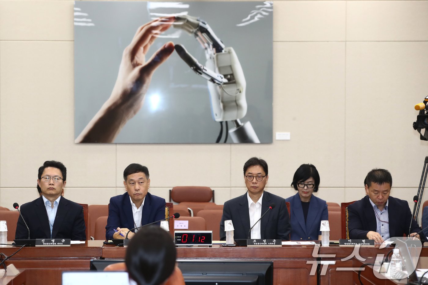 본문 이미지 - 조성은 방송통신위원회 사무처장 등이 21일 오전 서울 여의도 국회 과학기술정보방송통신위원회 전체회의장에서 열린 불법적 방문진 이사 선임 등 방송장악 관련 3차 청문회에 증인으로 출석해 자리에 앉아 있다. 왼쪽부터 신영규 방통위 대변인, 김영관 방통위 기획조정관, 조 사무처장, 이헌 방통위 방송정책국장. 2024.8.21/뉴스1 ⓒ News1 이광호 기자