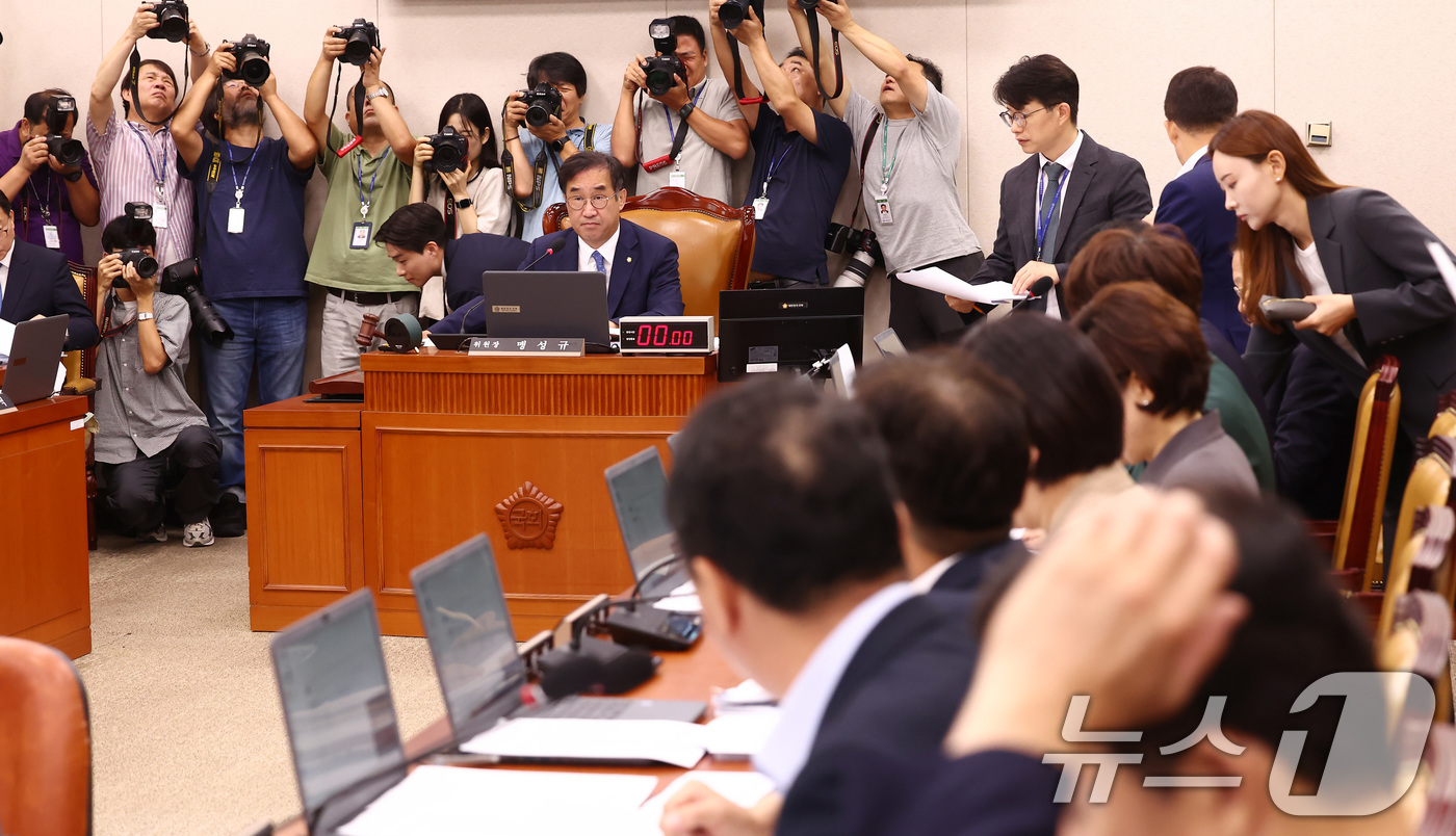 (서울=뉴스1) 김민지 기자 = 맹성규 국토교통위원장이 21일 오전 서울 여의도 국회에서 열린 국토교통위원회 전체회의에서 의사봉을 두드리고 있다.이날 회의에서는 전세사기특별법 개정 …