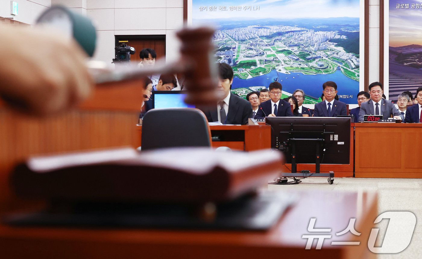 본문 이미지 - 21일 오전 서울 여의도 국회에서 열린 국토교통위원회 전체회의에서 전세사기특별법 개정안과 '택시월급제 전국 확대 2년 유예'를 골자로 하는 택시사업법 개정안 등이 통과되고 있다. 2024.8.21/뉴스1 ⓒ News1 김민지 기자