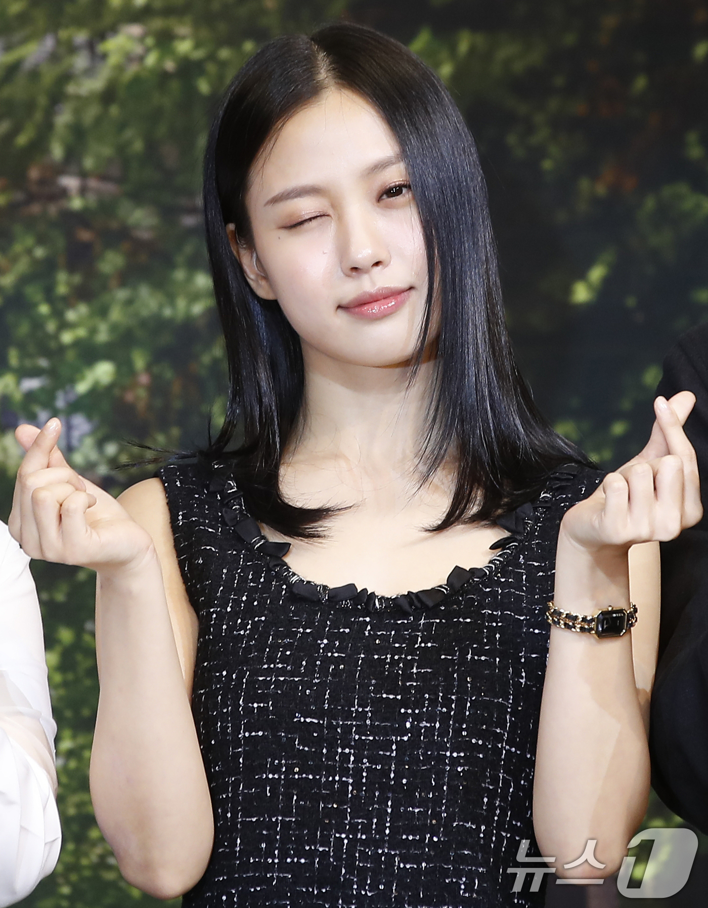 (서울=뉴스1) 권현진 기자 = 배우 윤계상이 21일 서울 강남구 조선 팰리스 서울 강남에서 열린 넷플릭스 새 시리즈 '아무도 없는 숲속에서' 제작발표회에서 포즈를 취하고 있다.' …