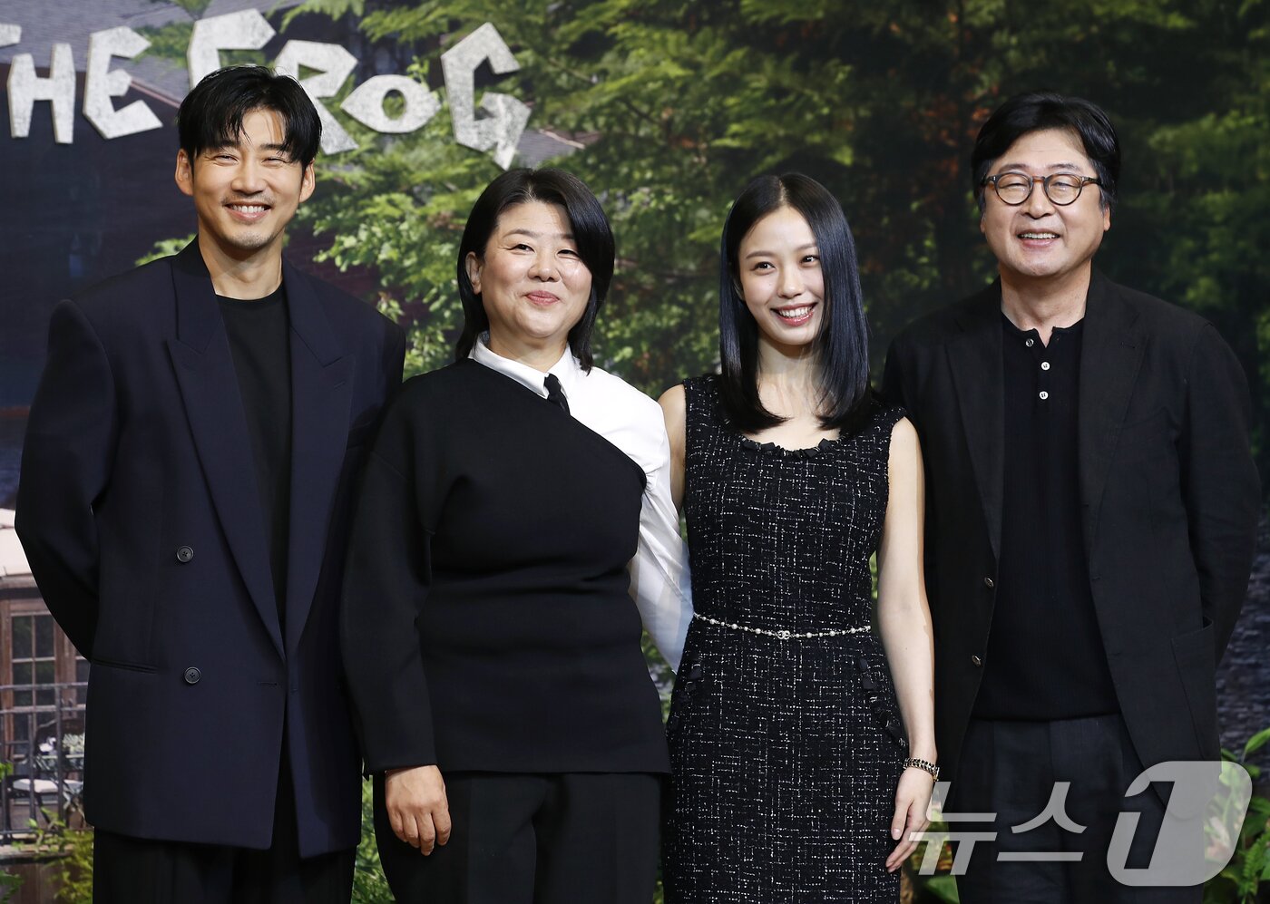 본문 이미지 - 배우 윤계상(왼쪽부터)과 이정은, 고민시, 김윤석이 21일 서울 강남구 조선 팰리스 서울 강남에서 열린 넷플릭스 새 시리즈 '아무도 없는 숲속에서' 제작발표회에서 옅은 미소를 짓고 있다. '아무도 없는 숲속에서'는 한여름 찾아온 수상한 손님으로 인해, 평온한 일상이 무너지고 걷잡을 수 없는 사건에 휘말리게 되는 사람들의 이야기를 그린 서스펜스 스릴러다. 2024.8.21/뉴스1 ⓒ News1 권현진 기자