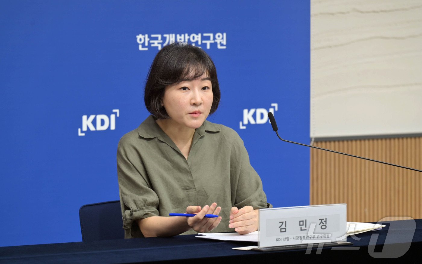 본문 이미지 - 김민정 KDI 연구위원이 21일 정부세종청사에서 &#39;온라인 플랫폼의 자사우대에 대한 경쟁정책 방향&#39; 보고서를 발표하고 있다.&#40;KDI 제공&#41;