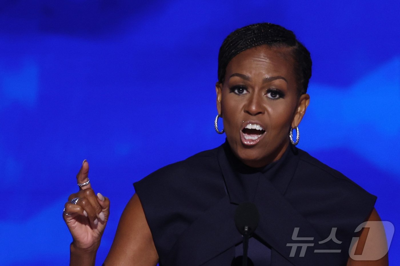 본문 이미지 - 사자후를 토하고 있는 미셸 오바마 여사. 부창부수다. ⓒ 로이터=뉴스1 ⓒ News1 우동명 기자