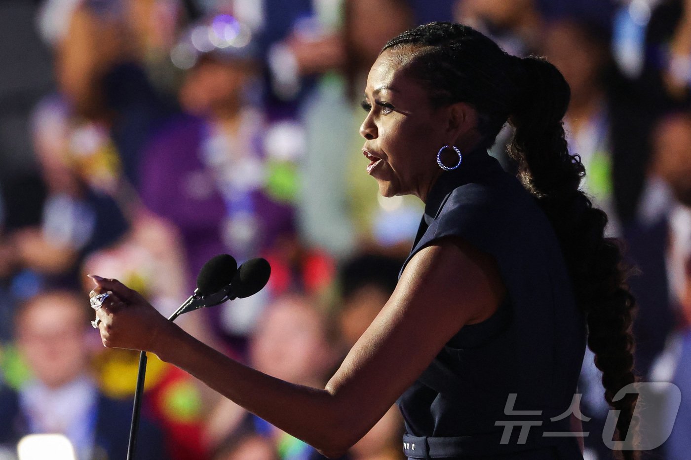 본문 이미지 -  미셸 오바마 여사가 대선 후보인 카멀라 해리스 부통령 지지 연설을 하고 있다. 2024.08.21 ⓒ 로이터=뉴스1 ⓒ News1 우동명 기자