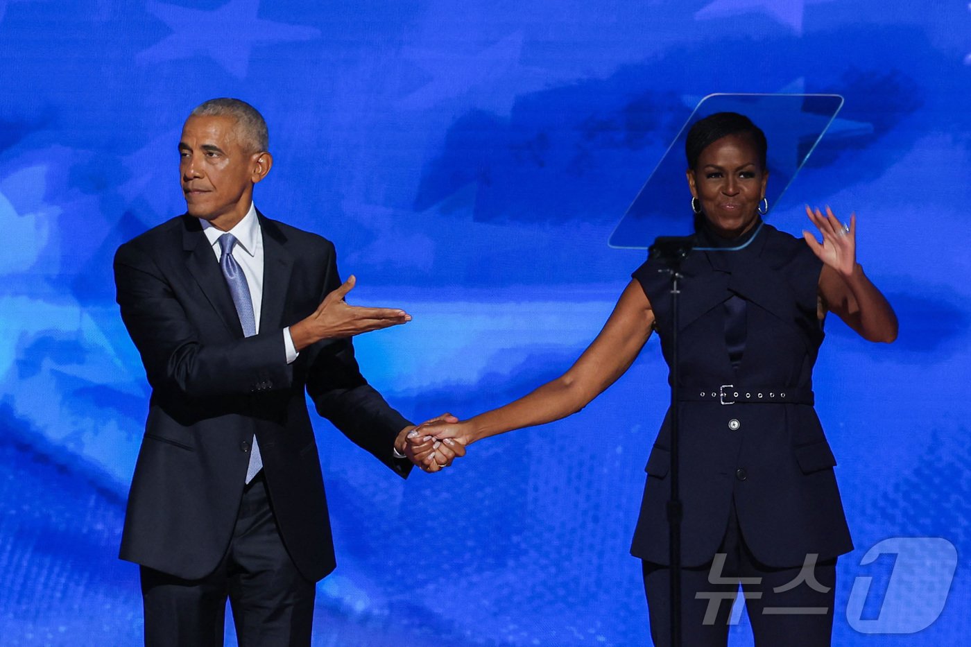 본문 이미지 - 버락 오바마 전 미국 대통령이 민주당 전당대회서 부인 미셸 여사를 소개하고 있다. ⓒ 로이터=뉴스1 ⓒ News1 우동명 기자