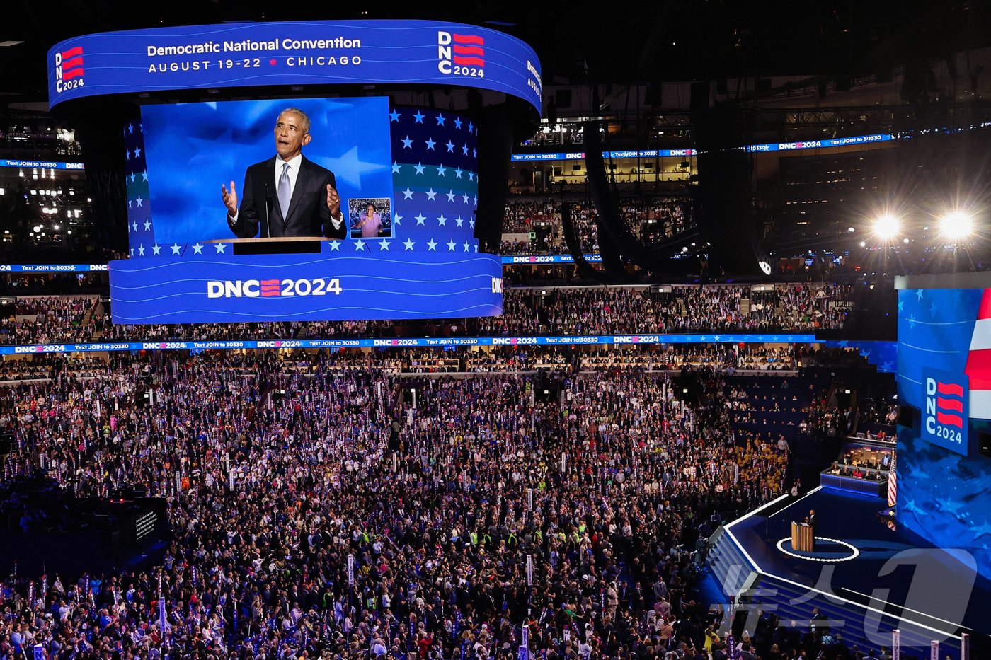 본문 이미지 - 버락 오바마 전 미국 대통령이 20일(현지시간) 일리노이주 시카고의 유나이티드 센터에서 열린 민주당 전당대회 2일차 행사에 참석해 민주당 대선 후보인 카멀라 해리스 부통령 지지 연설을 하고 있다. 2024.08.20 ⓒ 로이터=뉴스1 ⓒ News1 최종일 기자
