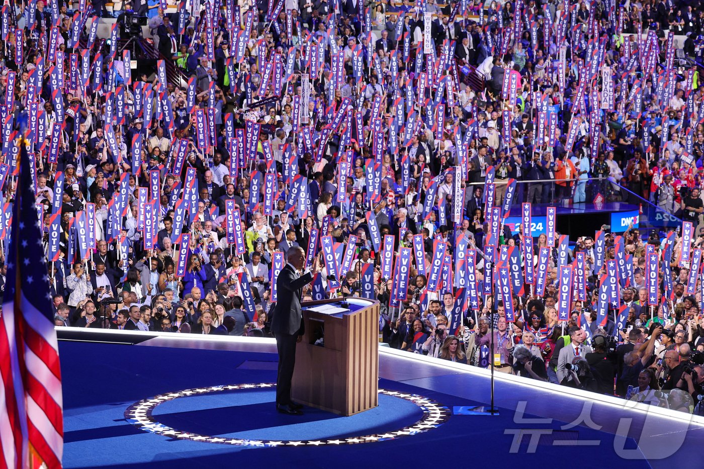 본문 이미지 - 민주당 지지자와 대의원들이 오바마 연설을 경청하고 있다. ⓒ 로이터=뉴스1 ⓒ News1 최종일 기자