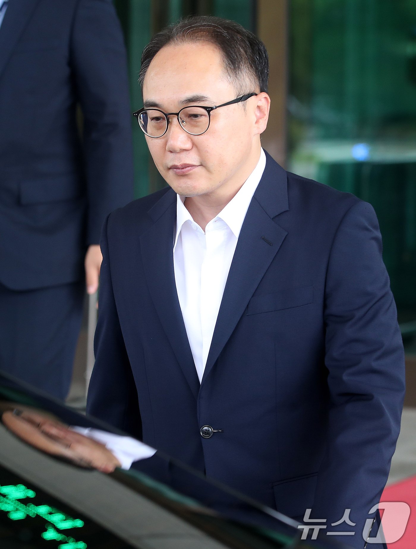 본문 이미지 - 이원석 검찰총장이 21일 서울 서초구 대검찰청을 나서고 있다. 이날 법조계에 따르면 검찰이 윤석열 대통령 부인 김건희 여사의 명품 가방 수수 사건에 대해 '혐의없음'으로 결론을 내리고 22일 이원석 검찰총장에게 수사 결과를 보고할 것으로 알려졌다. 2024.8.21/뉴스1 ⓒ News1 임세영 기자