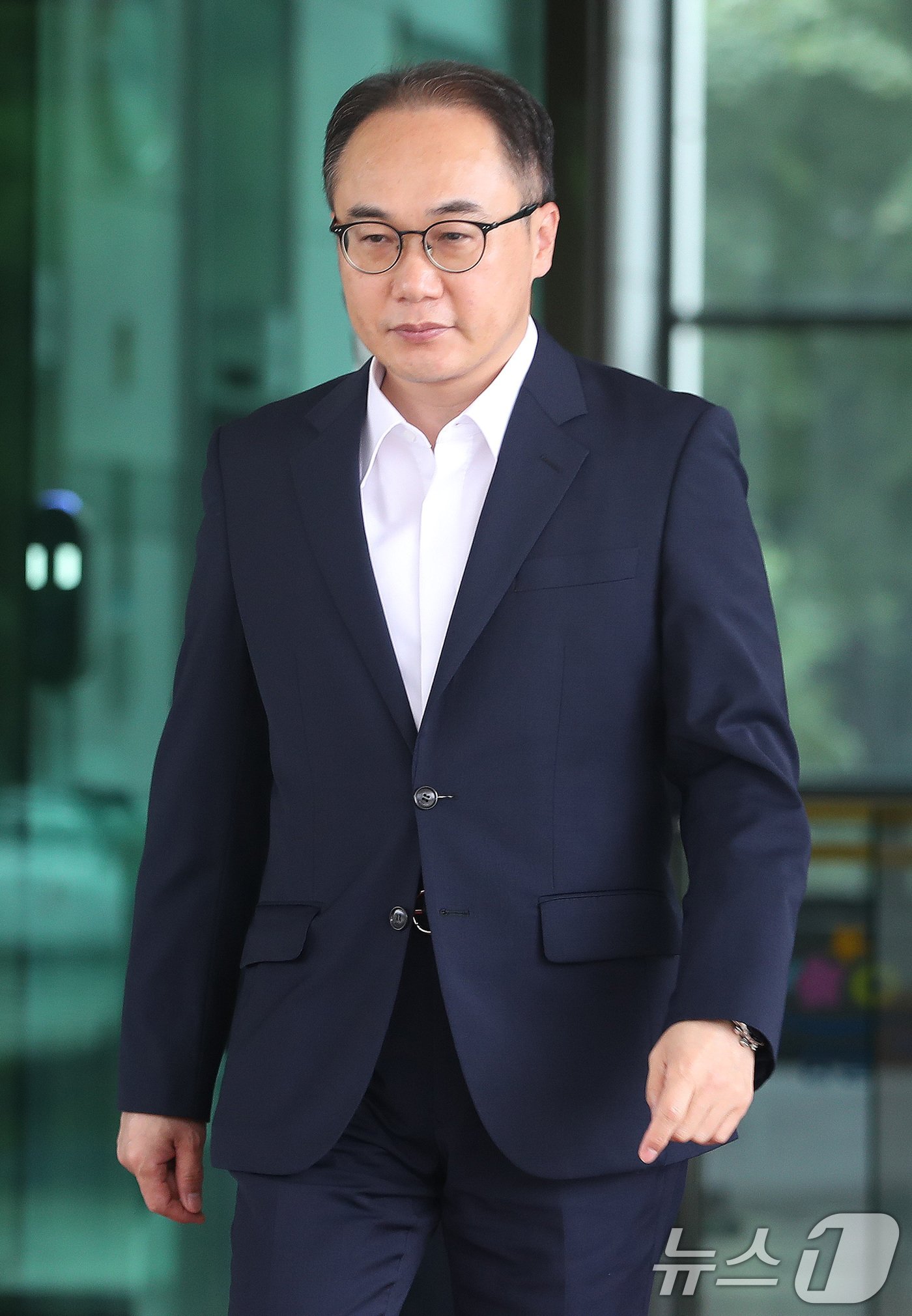 본문 이미지 - 이원석 검찰총장이 21일 서울 서초구 대검찰청을 나서고 있다. 이날 법조계에 따르면 검찰이 윤석열 대통령 부인 김건희 여사의 명품 가방 수수 사건에 대해 '혐의없음'으로 결론을 내리고 22일 이원석 검찰총장에게 수사 결과를 보고할 것으로 알려졌다. 2024.8.21/뉴스1 ⓒ News1 임세영 기자