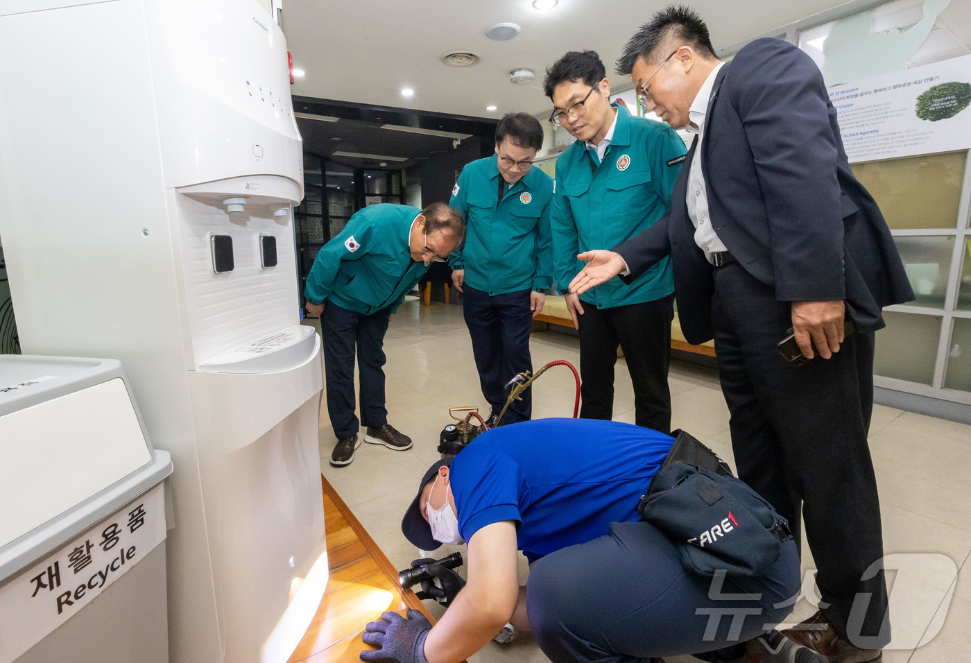 (서울=뉴스1) = 21일 손연기 한국청소년활동진흥원 이사장이 서울시 용산구에위치한 서울청소년미디어센터에서 여름철 청소년시설 해충방제를 추진하고 있는 현장을 살펴보고 있다. 한국청 …