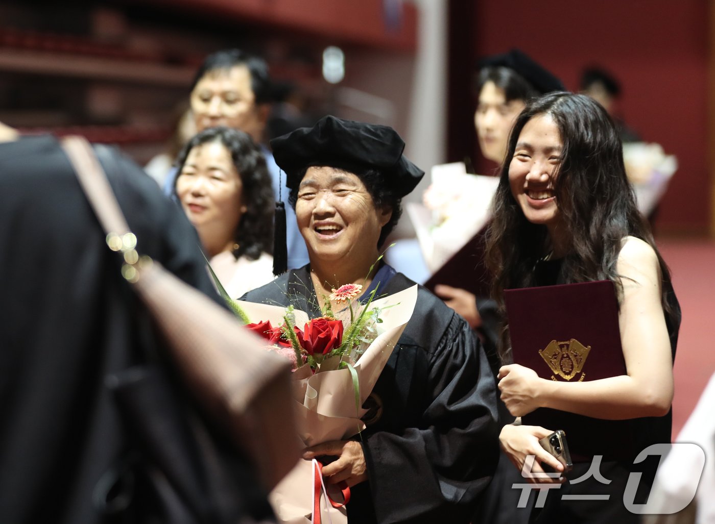 21일 경기 용인시 기흥구 경희대학교 국제캠퍼스에서 열린 &#39;2023학년도 후기 학위수여식&#39;에서 졸업생이 할머니와 함께 기념촬영을 하고 있다. 2024.8.21/뉴스1 ⓒ News1 김영운 기자