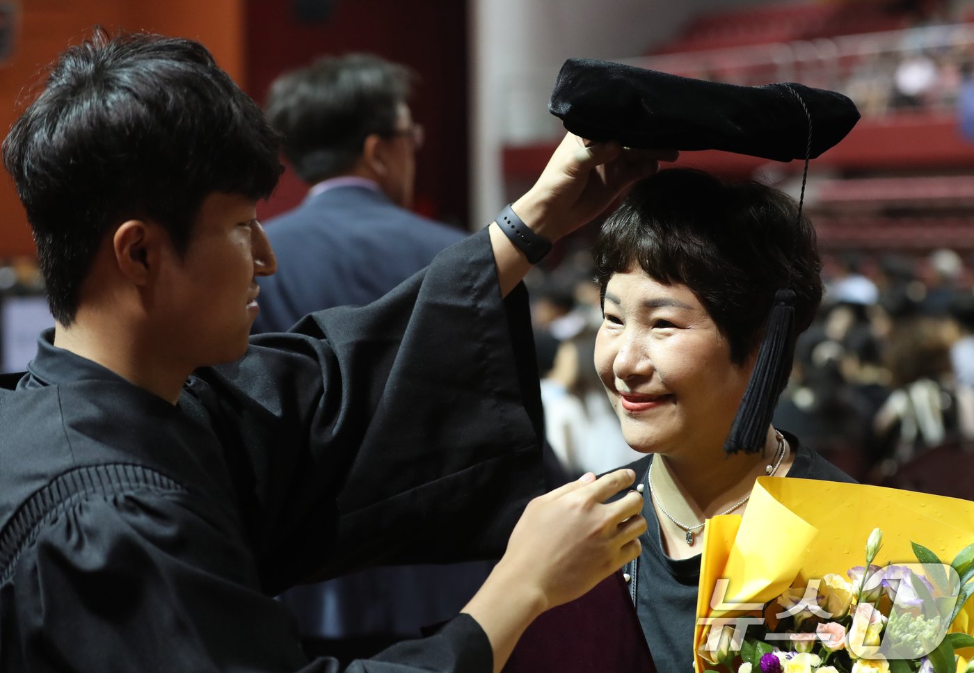 본문 이미지 - 21일 경기 용인시 기흥구 경희대학교 국제캠퍼스에서 열린 '2023학년도 후기 학위수여식'에서 졸업생이 어머니에게 학사모를 씌워주고 있다. 2024.8.21/뉴스1 ⓒ News1 김영운 기자