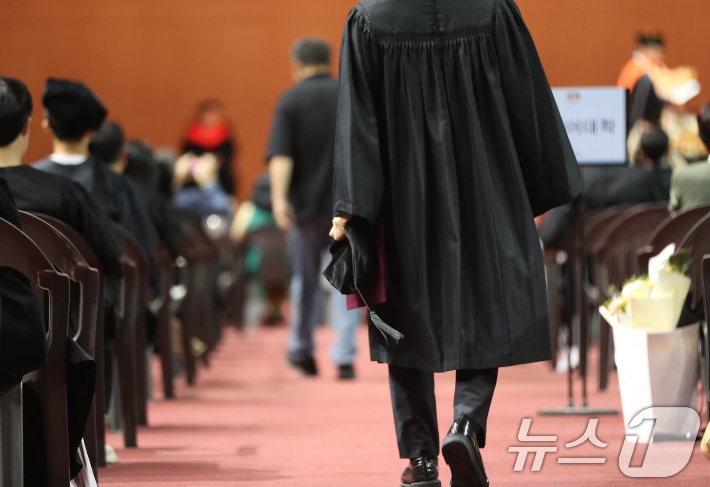 본문 이미지 - 21일 경기 용인시 기흥구 경희대학교 국제캠퍼스에서 열린 '2023학년도 후기 학위수여식'에서 졸업생이 강당으로 들어가고 있다. 2024.8.21/뉴스1 ⓒ News1 김영운 기자