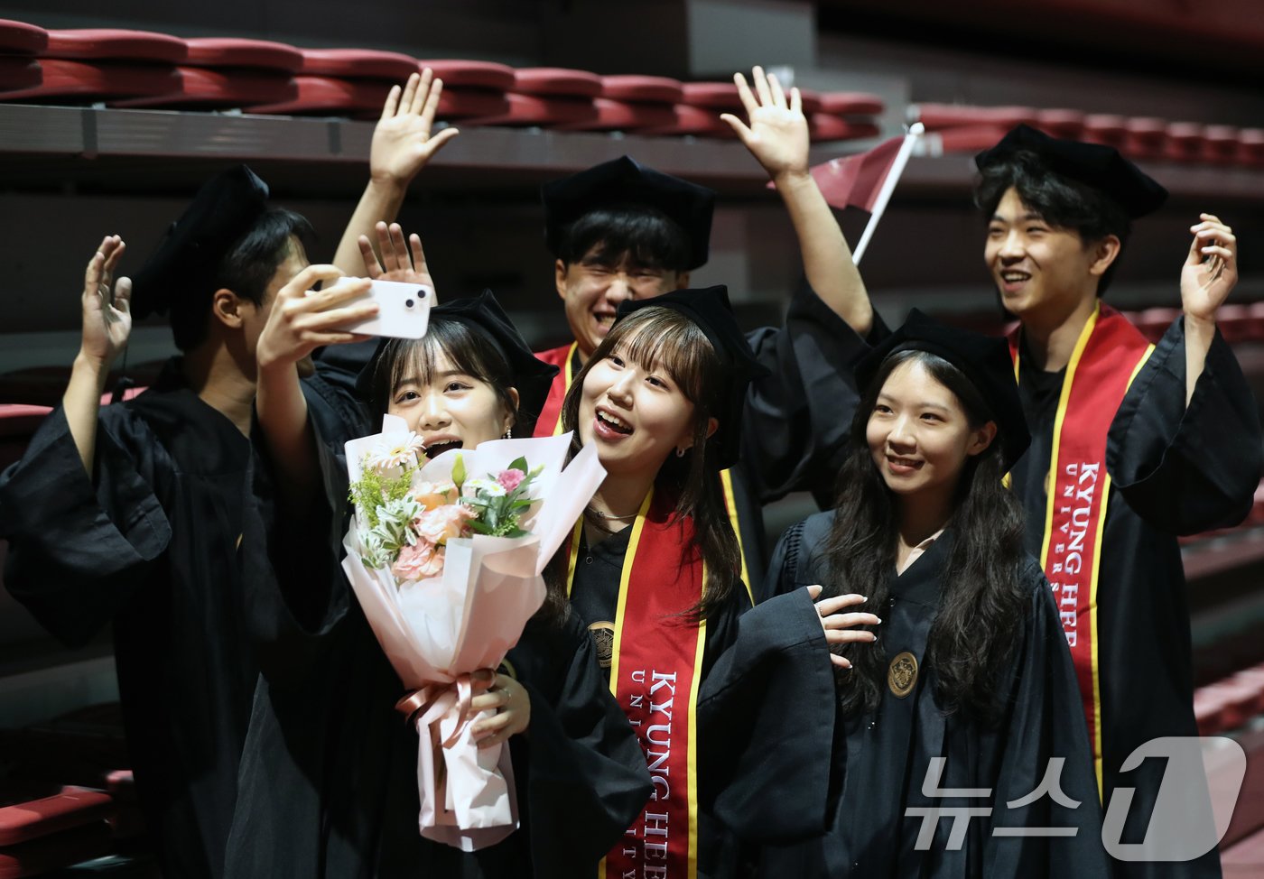 21일 경기 용인시 기흥구 경희대학교 국제캠퍼스에서 열린 &#39;2023학년도 후기 학위수여식&#39;에서 졸업생들이 기념촬영을 하고 있다. 2024.8.21/뉴스1 ⓒ News1 김영운 기자