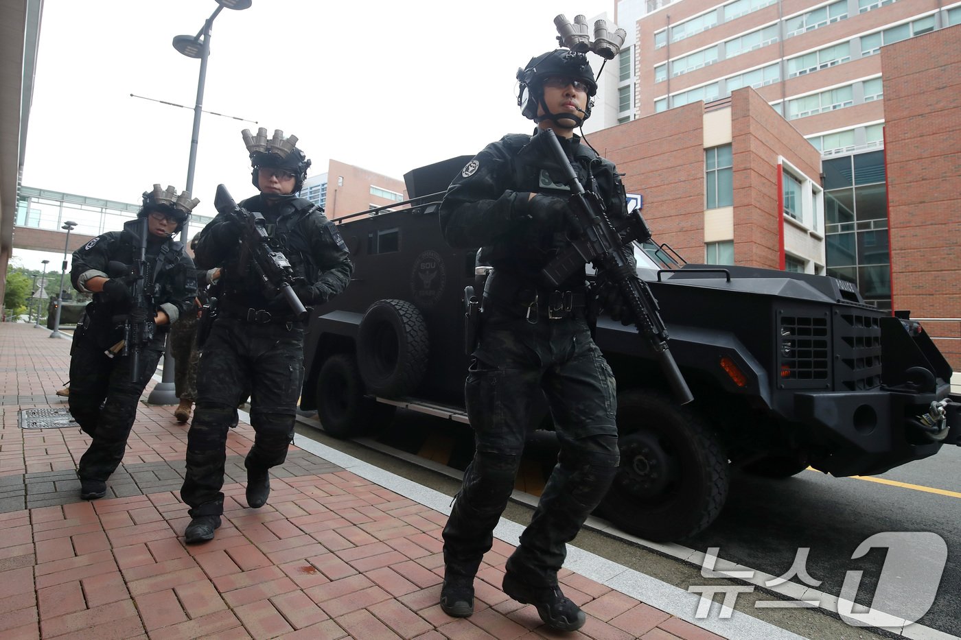 본문 이미지 - 21일 오전 대구 달서구 계명대학교 동산병원에서 실시된 '2024 을지연습 실제훈련'에서 경찰특공대가 폭발물 테러 상황을 가정해 출동하고 있다. 2024.8.21/뉴스1 ⓒ News1 공정식 기자
