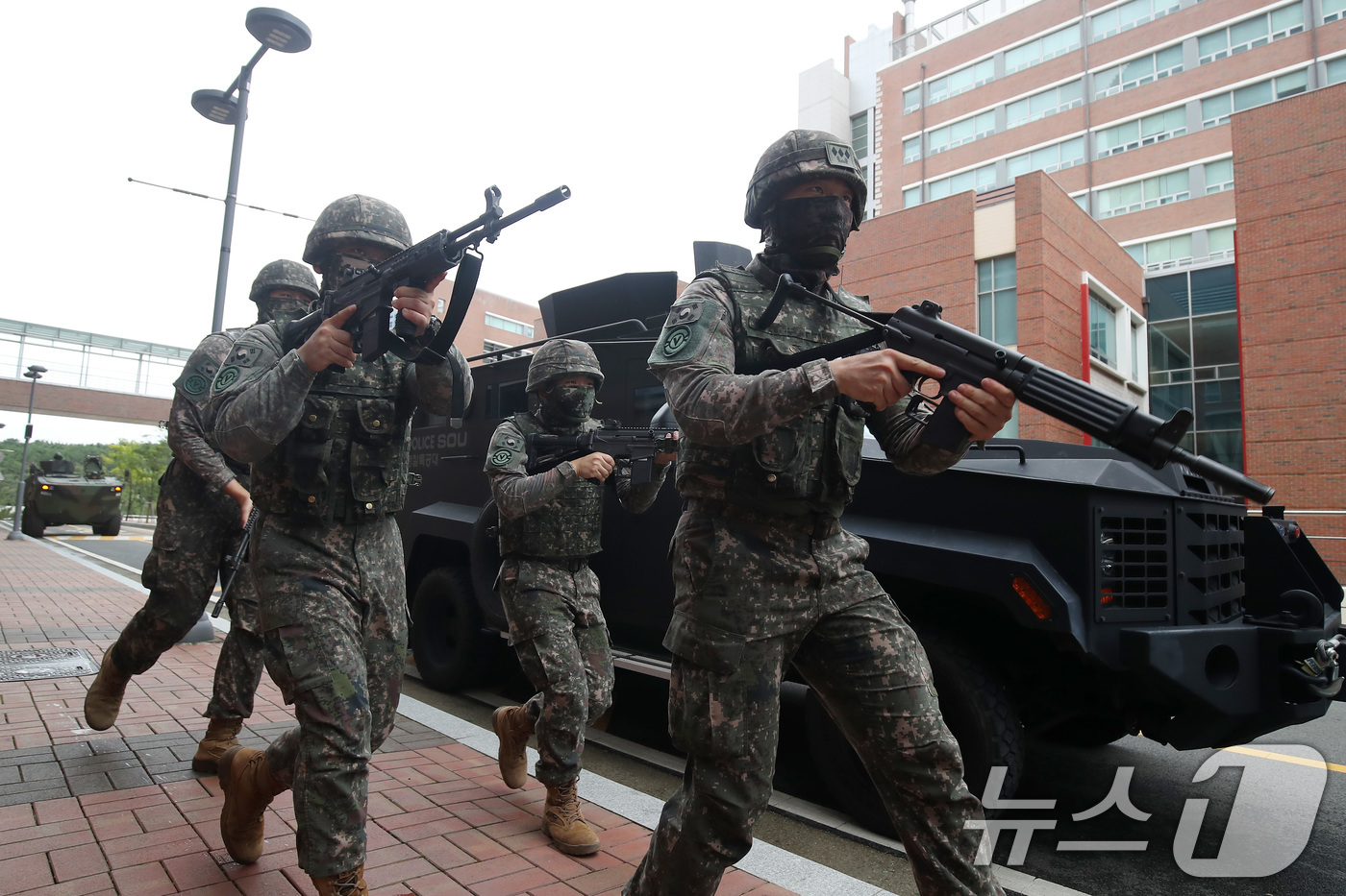 (대구=뉴스1) 공정식 기자 = 21일 오전 대구 달서구 계명대학교 동산병원에서 실시된 '2024 을지연습 실제훈련'에서 육군 50사단 장병들이 폭발물 테러 상황을 가정해 출동하고 …