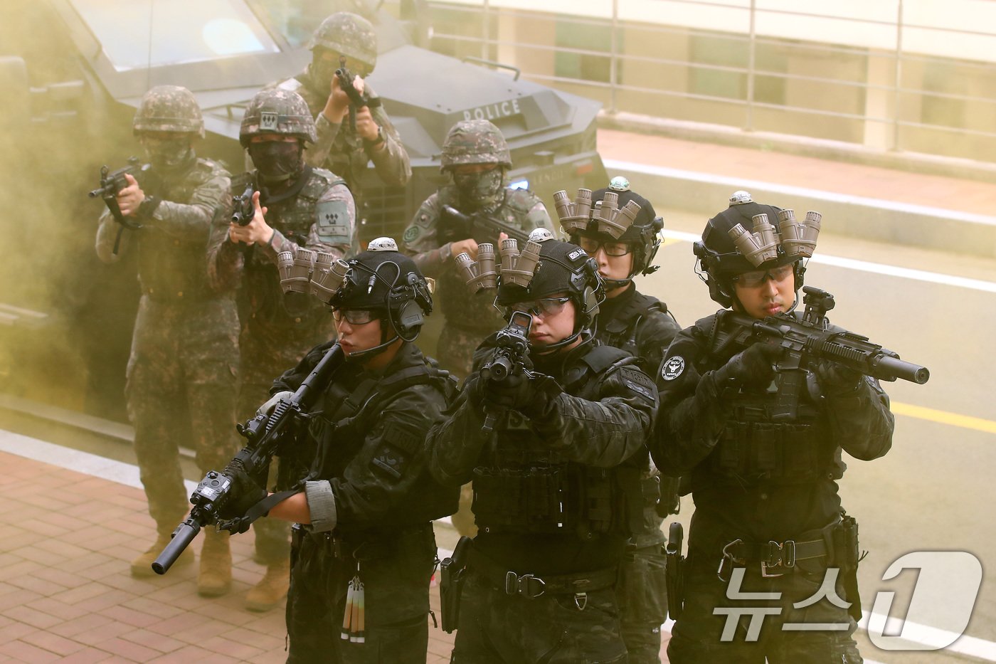 본문 이미지 - 21일 오전 대구 달서구 계명대학교 동산병원에서 실시된 '2024 을지연습 실제훈련'에서 육군 50사단 장병과 경찰특공대가 폭발물 테러 상황을 가정해 출동하고 있다. 2024.8.21/뉴스1 ⓒ News1 공정식 기자