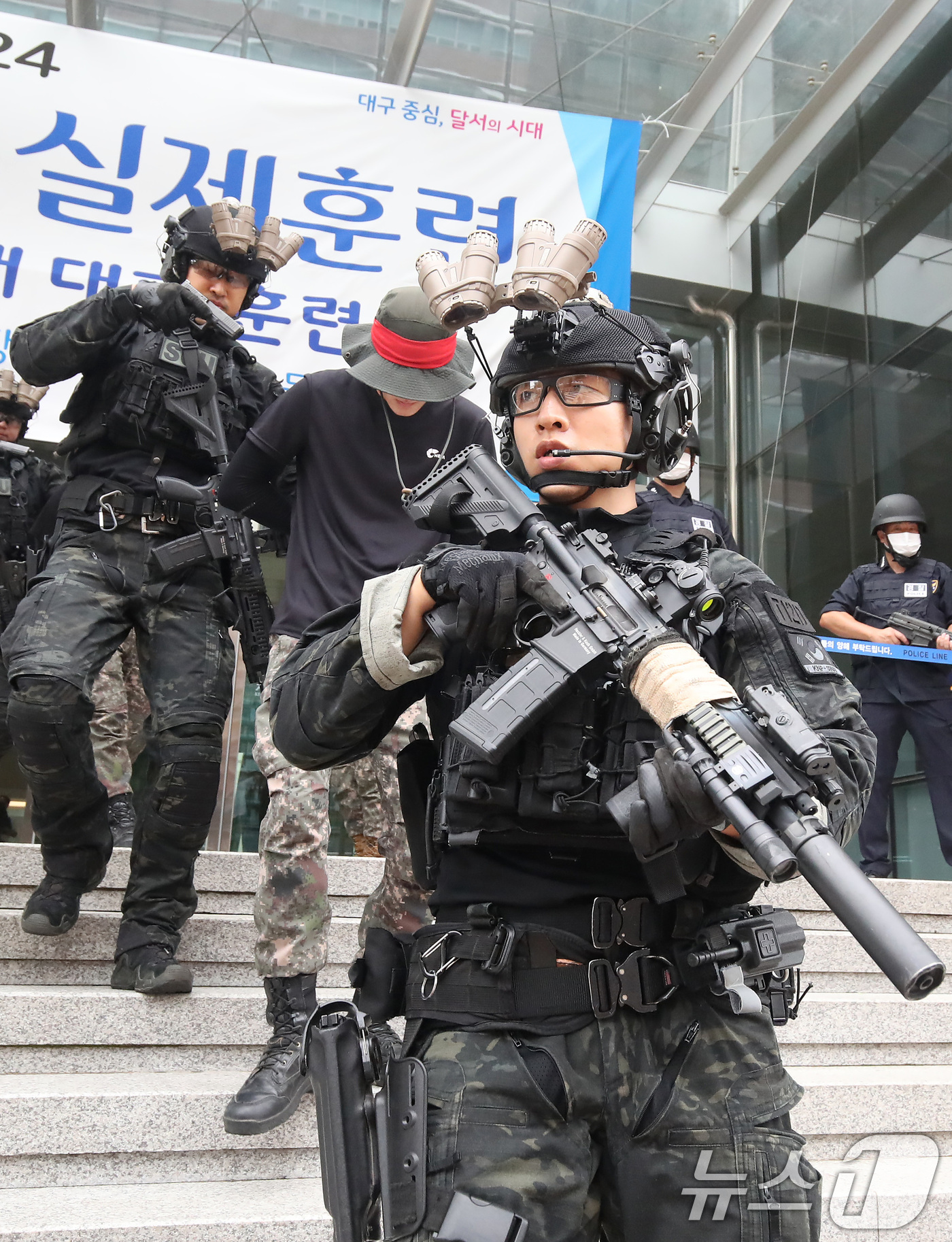 (대구=뉴스1) 공정식 기자 = 21일 오전 대구 달서구 계명대학교 동산병원에서 실시된 '2024 을지연습 실제훈련'에서 경찰특공대가 폭발물 테러범을 소탕해 나오고 있다. 2024 …