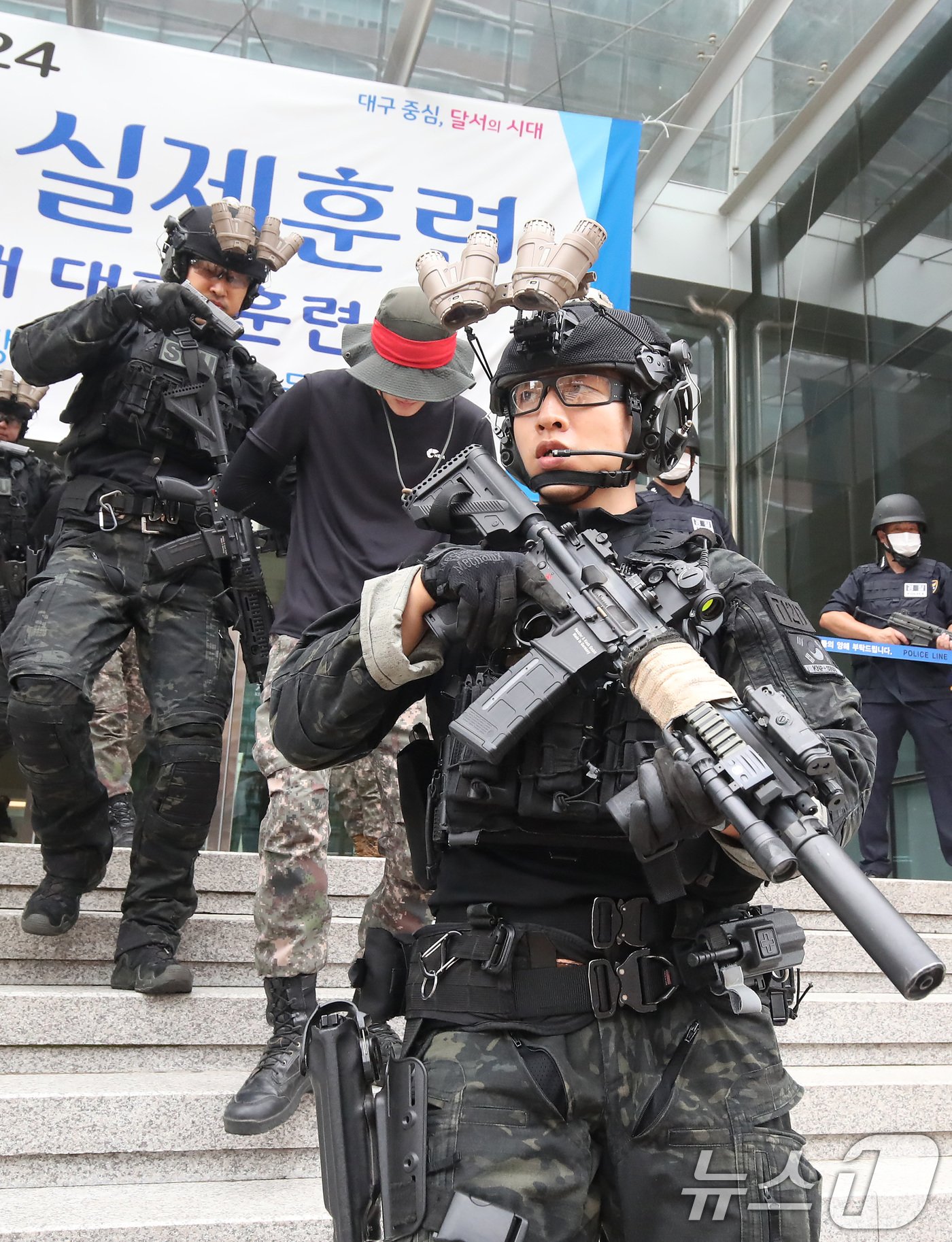 21일 오전 대구 달서구 계명대학교 동산병원에서 실시된 &#39;2024 을지연습 실제훈련&#39;에서 경찰특공대가 폭발물 테러범을 소탕해 나오고 있다. 2024.8.21/뉴스1 ⓒ News1 공정식 기자