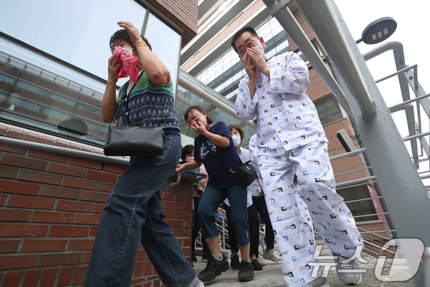 본문 이미지 - 21일 오전 대구 달서구 계명대학교 동산병원에서 실시된 '2024 을지연습 실제훈련'에서 입원환자와 시민들이 폭발물 테러로 인한 화재 상황을 가정해 신속히 대피하고 있다. 2024.8.21/뉴스1 ⓒ News1 공정식 기자